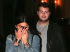 Kylie Jenner esconde rosto ao ser  flagrada jantando com suposto affair