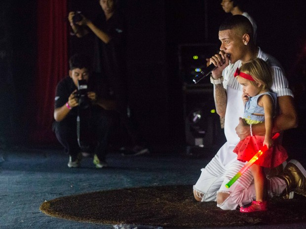 MC Duduzinho com a filha, Lara Princess, em show na Zona Norte do Rio (Foto: Renato Moura/ Divulgação)