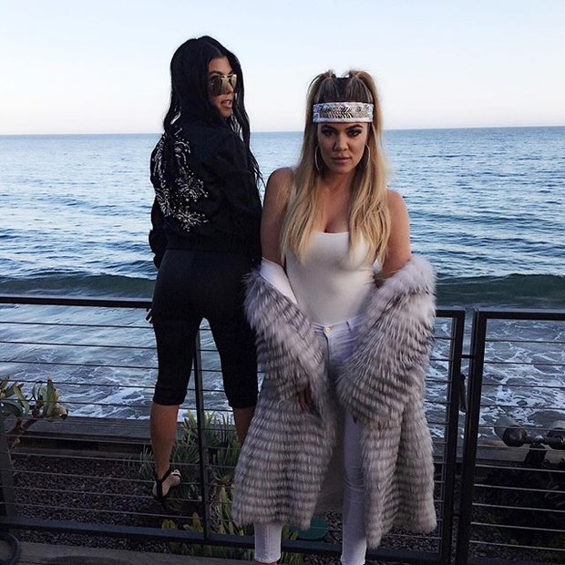 Kourtney Kardashian e Khloe Kardashian em festa em Los Angeles, nos Estados Unidos (Foto: Instagram/ Reprodução)