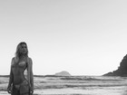 Gabriela Pugliesi faz pose em praia e mostra corpão