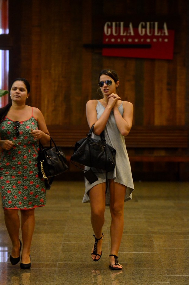 Bruna Marquezine em shopping no RJ (Foto: Henrique Oliveira / Agnews)