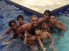 Adriano aparece cercado de crianças em piscina