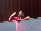Will Smith manda beijo para fãs da varanda de hotel no Rio. Vídeo!