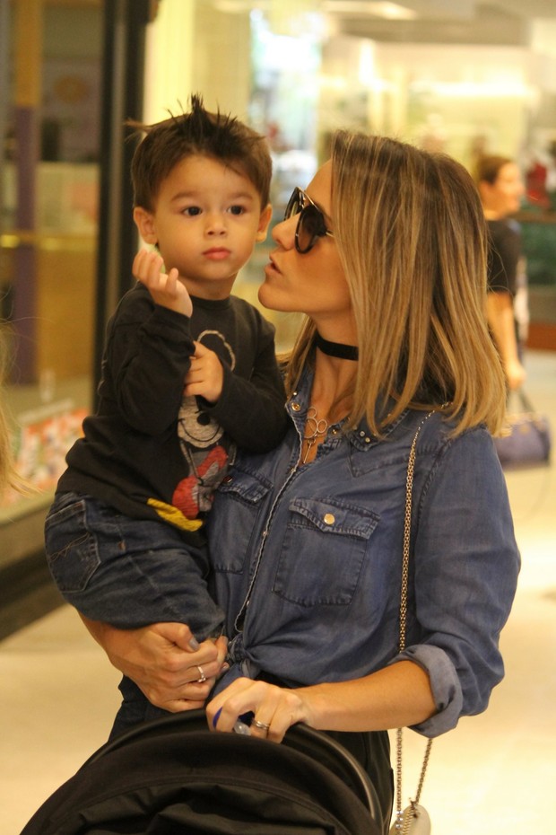 Fernanda Pontes e o filho (Foto: Daniel Delmiro / AgNews)