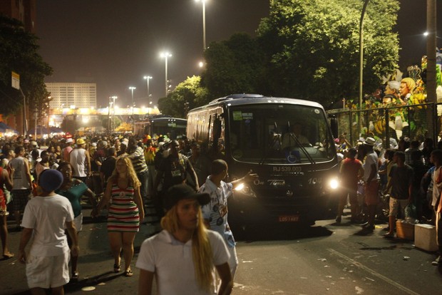 Ônibus carrega famosos (Foto: Marcos Serra Lima/ EGO)