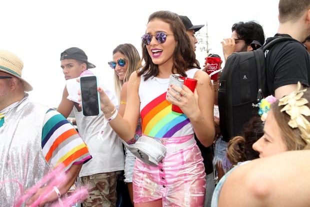 Bruna Marquezine levou uma garrafinha de bebida (Foto: Thyago Andrade/Brazil News)