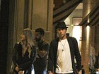 Neymar é visto deixando restaurante acompanhado 