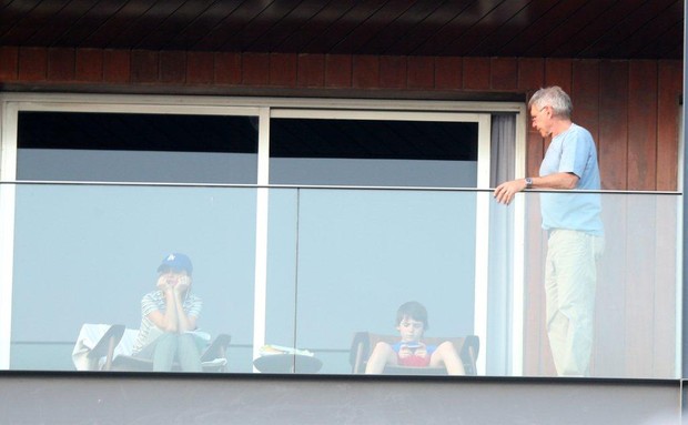 Harrison Ford com a família na varanda do hotel (Foto: André Freitas / AgNews)