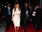 Kim Kardashian exibe aliança em evento com Kanye West
