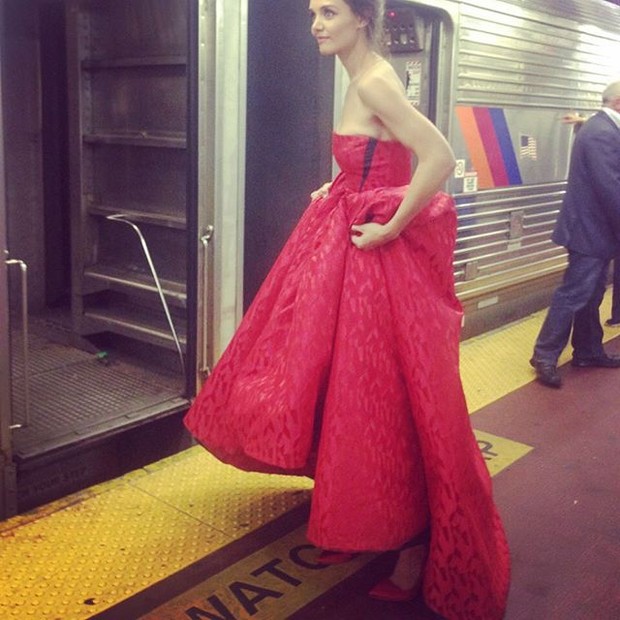 Katie Holmes em estação de metrô em Nova York, nos Estados Unidos (Foto: Instagram/ Reprodução)