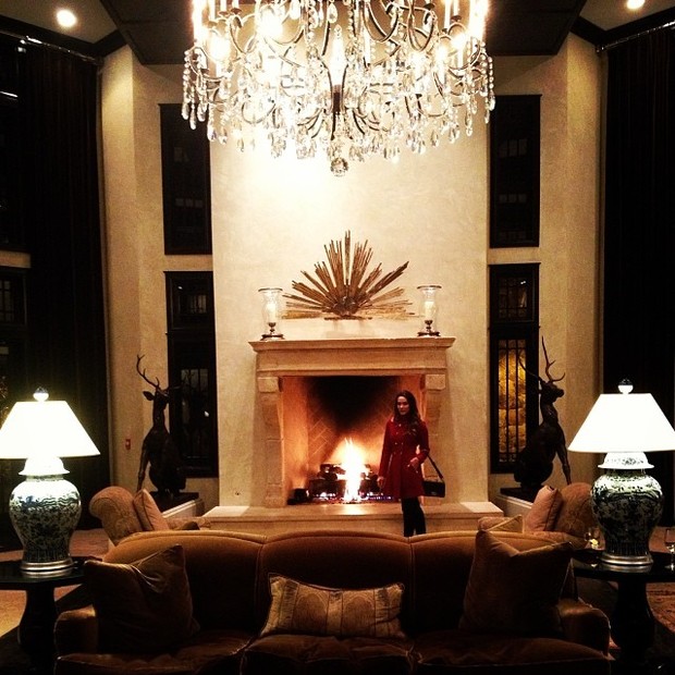 Fernanda Machado posa para mostrar o luxo de seu hotel (Foto: Instagram)