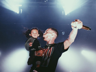 Chris Brown leva a filha para o palco e encanta fãs: 'Muito fofa'
