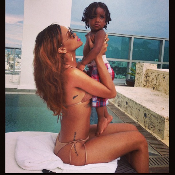 Rihanna paparica criança (Foto: Instagram)