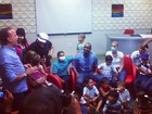 Thiaguinho visita crianças com câncer: 'Me fez bem a alegria deles'