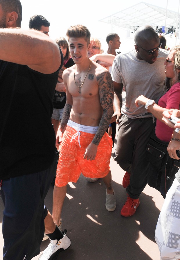 Justin Bieber exibe corpo todo tatuado e sem camisa em Cannes  (Foto: AKM-GSI / AKM-GSI)