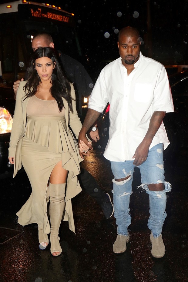 Grávida, Kim Kardashian com o marido, Kanye West, em festa em Nova York, nos Estados Unidos (Foto: AKM-GSI/ Agência)