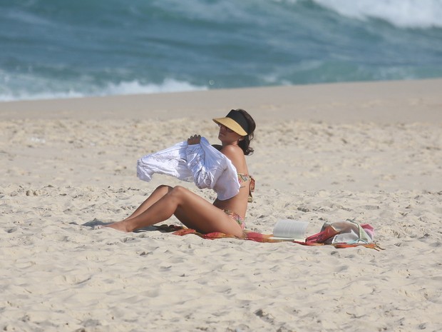 Juliana Knust na praia (Foto: Dilson Silva / Agnews)