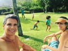 Márcio Garcia posa com seu 'time de futebol': 'Família paz e amor'