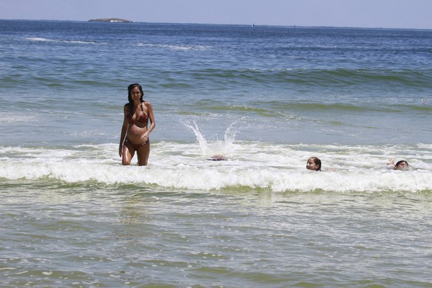 Andrea Santa Rosa com a familia na praia (Foto: Dilson Silva/ Ag. News)