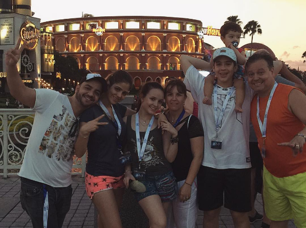 João Guilherme, Larissa Manoela e sua família na Disney (Foto: Reprodução / Instagram)