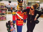 Mariah Carey leva a filha a shopping para fazer compras de Natal