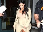 Grávida, Kim Kardashian quase mostra demais mesmo com muita roupa
