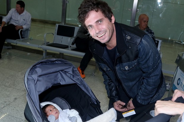 Hudson e o filho recém nascido (Foto:  Thiago Duran/Agnews)