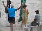 Deborah Secco exibe corpo em forma na praia