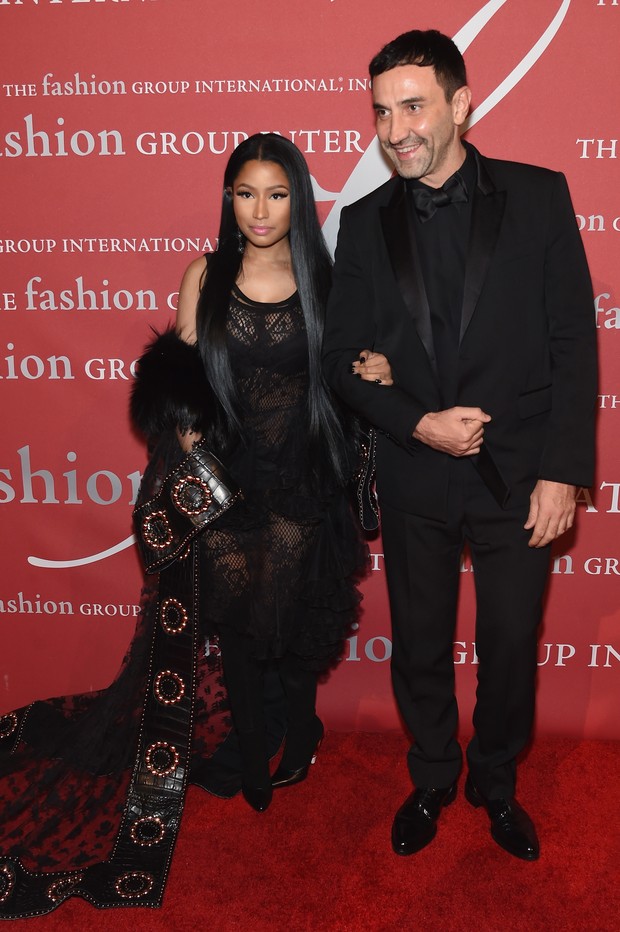 Nicki Minaj e o estilista Riccardo Tisci em festa em Nova York, nos Estados Unidos (Foto: Jamie McCarthy/ Getty Images/ AFP)