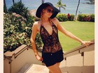 No Havaí, Paris Hilton posa de look curto e decotado