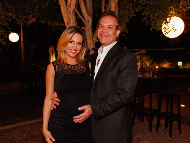 Luisa Mell, grávida, e o marido, o empresário Gilberto Zaborowsky, em evento beneficente em São Paulo (Foto: Marcos Ribas/ Foto Rio News)