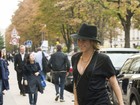 Shakira exibe barriguinha de grávida durante passeio em Paris