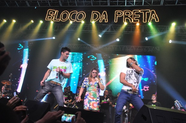 Preta Gil canta com a dupla sertaneja Munhoz e Mariano em show no Rio (Foto: Bruno Henrique/ Divulgação)