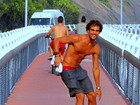 Felipe Roque, de 'A Regra do Jogo', tira a camisa e anda de skate na orla