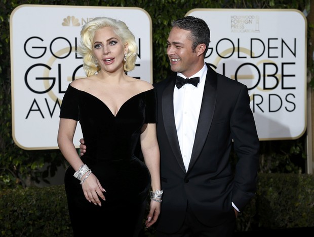 Lady Gaga e o noivo, Taylor Kinney, em premiação em Los Angeles, nos Estados Unidos (Foto: Mario Anzuoni/ Reuters)