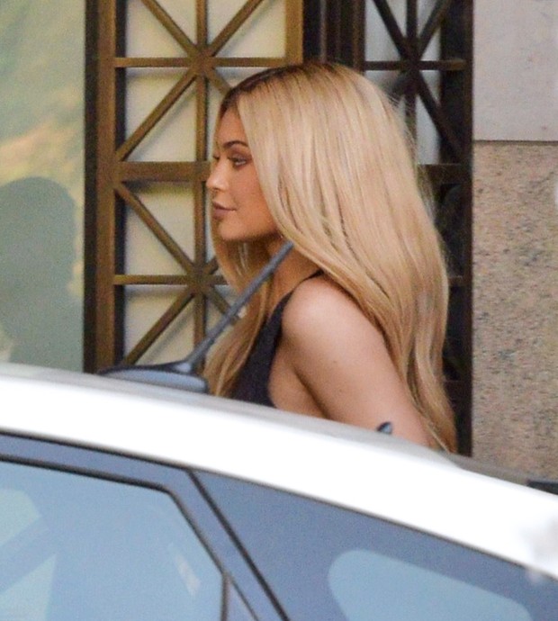 Kylie Jenner com seu novo look loiro (Foto: X17)