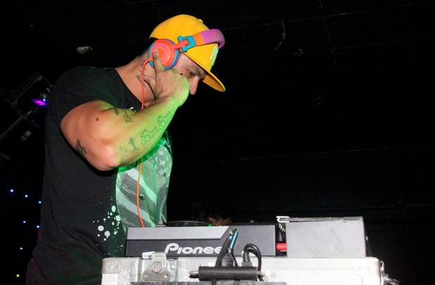 Kleber Bambam ataca de DJ (Foto: Gabriel Rangel / Agnews)