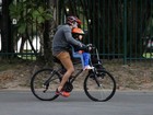 Eriberto Leão passeia de bicicleta com o filho no Rio
