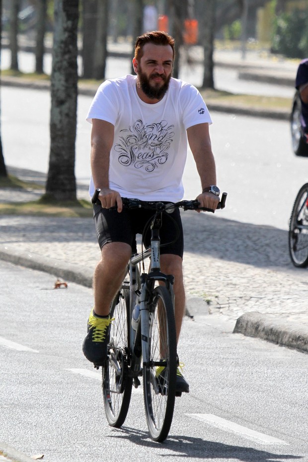 Rodrigo Lombardi pedala na orla (Foto: Dilson Silva / Agnews)