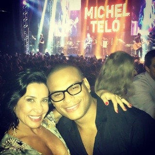 Scheila Carvalho com o marido, Tony Salles, em show em São Paulo (Foto: Instagram/ Reprodução)