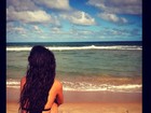Isis Valverde posta foto em praia na Bahia