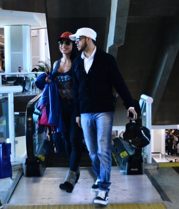 Gracyanne Barbosa e Belo no aeroporto (Foto: William Oda/AgNews)