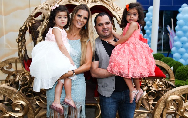 Luciano chega com a esposa Flavia e as filhas Isabella e Helena (Foto: Manuela Scarpa/Foto Rio News)