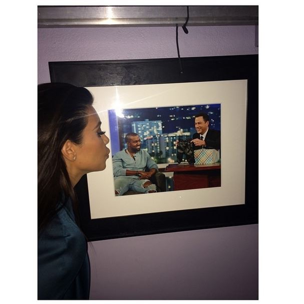 Kim Kardashian beijando a foto do marido nos bastidores do programa Jimmy Kimmel Live! (Foto: Instagram/Reprodução)