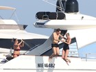 De maiô, Kate Moss curte férias com o marido no Mediterrâneo 