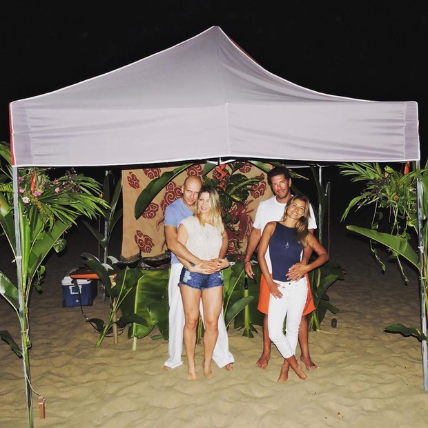 Fernando Scherer e Sheila Mello com amigos em noite de luau (Foto: Reprodução/Instagram)