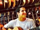 Edson Celulari posta foto do filho, Enzo, tocando violão