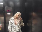 Kylie Jenner provoca fãs e faz selfie com decote generoso no elevador