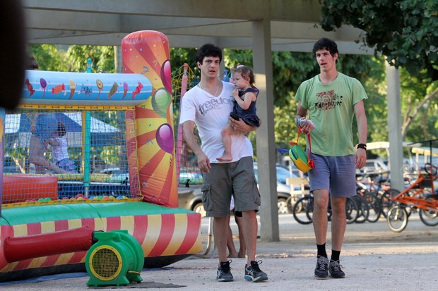 Mateus Solano leva sua filha para brincar na Lagoa (Foto: Wallace Barbosa/AgNews)