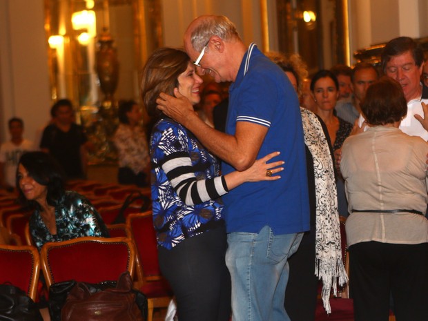 Beth Goulart recebe o carinho de Marcos Caruso no velório de Paulo Goulart em São Paulo (Foto: Iwi Onodera/ EGO)